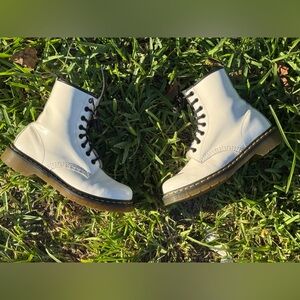 Dr Martens 1460 White Patent Leather Lace Up Combat Style Women’s Boots Size 7